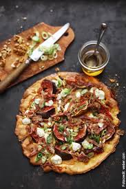 Wer Kann Da Schon Widerstehen Pizza Vom Grill Mit Honig Feigen Parmaschinken Und Walnussen Gegrillte Pizza Rezepte Parmaschinken