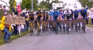 Tour de france, ultime notizie e aggiornamenti in tempo reale. Clamoroso Al Tour De France Una Tifosa Causa Una Spaventosa Maxi Caduta Video