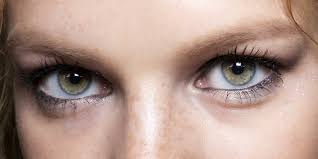 Héritier direct du khôl antique, le trait noir venant souligner l'œil en se déposant à l'intérieur avait des vertus aussi bien antiseptiques encore une réussite de la marque maybelline pour cet eye liner feutre à la technologie parfaite pour les débutantes. Comment Adapter Son Maquillage A La Forme Des Yeux Marie Claire