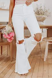 Белые джинсы с дырками на коленях