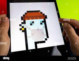 Pixel Art Bild Des Cryptopunk 7523 Nicht Fungible Token Nft Sammlerstuck Im Jahr 2017 Erstellt Auf Dem Bildschirm Des Ipad Gesehen Erste Digitale Nft Kunst Staffor Stockfotografie Alamy