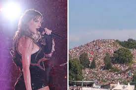 Thousands of people enjoy Taylor Swift's concert from the hill top