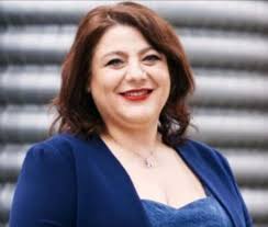 فخر الشباب السوري اختراع لطبيبة سورية رح يغير البشرية طبيبة عالمة بيانات  ومكتشفة ادوية بهي التركيبة الغريبة قدرت انو تكون اسم لامع وشخصية مهمة رح  ينحكى فيها كتير بالايام القادمة لأن اختراعها