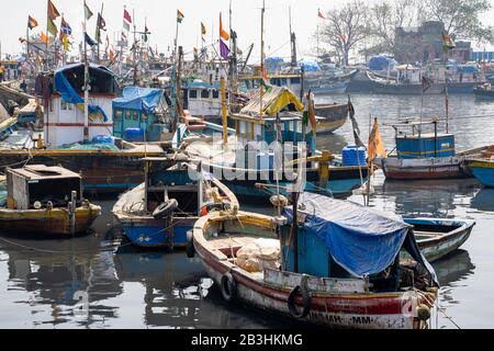 Mumbai, India - February 29, 2020: View of fishing boats sitting in the harbor at the Sassoon Docks Stock Photo - Alamy