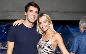 A modelo carol dias posou sensualíssima para o ensaio de uma marca de lingerie. Kaka E Carol Dias Beijam Muito Em Show Dos Amigos Ofuxico