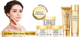 Essence sangat bermanfaat bagi pemilik kulit berminyak karena mampu mencegah kulit wajah menjadi lengket akibat minyak berlebih. Review Bio Essence 24k Bio Gold Dari Blogger Aulia