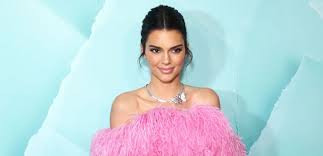 Kendall jenner wyprawiła huczne urodziny, które połączyła z halloweenową imprezą. Kendall Jenner Pulls Off Another Stunning Pamela Anderson Costume In Tiny Corset Fishnets