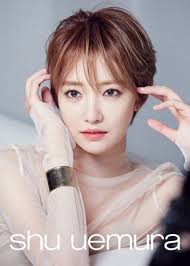 Younger men are adopting a style where the hair is cut shorter on sides and back, but left heavier and fuller on top. Korean Celebrities Short Haircuts 2018 Korean Trends