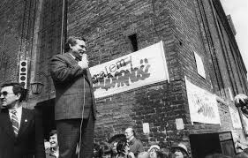 Von beruf elektriker, war er von 1980 bis 1990 vorsitzender der gewerkschaft solidarność und von 1990 bis 1995 staatspräsident polens. Lech Walesa Leader Of Solidarity Pl S 1st Post Communist President