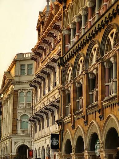 📍 Just off Horniman Circle (formerly Elphinstone Circle), right across from St. Thomas Cathedral, Fort This understated stretch of heritage buildings quietly maps the architectural evolution of Bombay from the late 19th