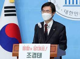 통합민주당과 신한국당이 합당할 때 그대로 잔류하면서 한때 한나라당 당적을 가졌다. ë‹¹ê¶Œ ë„ì „ ì¡°ê²½íƒœ ì˜ë‚¨ í¬ê¸°í•  ìˆ˜ ì—†ë‹¤ ì•„ì‹œì•„ê²½ì œ