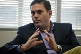 Pinzón a johns hopkins egyetemen, valamint a harvard egyetemen a tudományos és technológiai politikában folytatta fejlett nemzetközi kapcsolatok és stratégiai tanulmányait. Noticias Sobre Juan Carlos Pinzon Llano