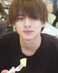 画像に含まれている可能性があるもの 1人以上 子供 クローズアップ メンズ ヘアスタイル 前髪 長い 彼氏の写真