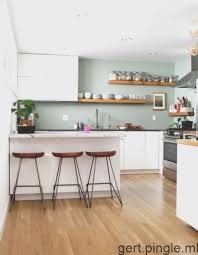 modele de cuisine gris vert avec plafond blanc et plancher en bois idee deck cuisine blanche et bois cuisine verte cuisine moderne