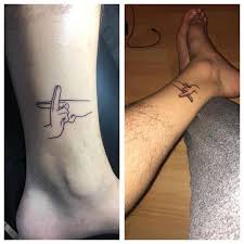 Minimalist Naruto Shadow Clone Jutsu Tattoo Hand Sign Clones Hand Jutsu Minimalist En 2020 Tatuaje De Naruto Tatuaje De La Mano Tatuajes Minimalistas