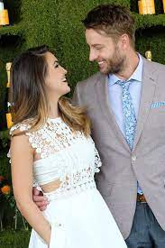 Find Someone Who Looks At You The Way Justin Hartley Looks At His Wife Justin Hartley Celebrity Couples Justin Hartley Wife
