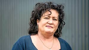 Psv'er eran zahavi heeft vanmiddag de selectie onderweg naar het duel met willem ii verlaten omwonenden vertellen in het parool dat de vrouw van zahavi bij de overval is vastgebonden en. Oawungfurzs5ym