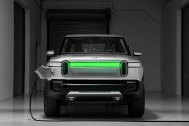The r1s was unveiled alongside the rivian r1t pickup truck at the 2018 los angeles auto show, and uses the same skateboard platform. Rivian R1s Elektro Doppel Furs Gelande