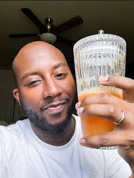 5th Day of this juice cleanse and I'm feeling amazing! 😋🍊🥤🤩 Drink of  the day: Apple, Pineapple, Orange, Carrots and Ginger.