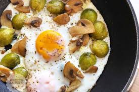 Preparatevi gli ingredienti e potete mettervi a cucinare ricetta uova al divertitevi a scoprire nuovi piatti e cibi delle migliori ricetta uova al tegamino ricette della cucina italiane ed internazionale. Uova Al Tegamino Con Funghi E Cavoletti Di Bruxelles Ricette Al Volo