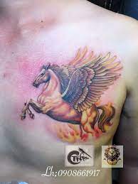 Hình xăm ngựa phổ biến trong nhiều nền văn hóa cả phương đông và phương tây. Hinh XÄƒm Con Ngá»±a Tattoo Ngá»±a á»Ÿ Ngá»±c Cho Nam Hinh XÄƒm Hinh XÄƒm Mau NÆ°á»›c Hinh XÄƒm Mau