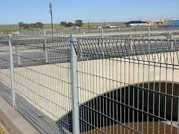 Roll Top Fences Are Used For Bridge To Prevent People From Falling Into The River Welded Wire Fence Safety Fence Fence