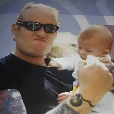 Dieses Foto aus dem B.O.S.C.-Fanzine Nr. 10 zeigt Kevin Russell mit seinem  Sohn Julian im Jahr 2000