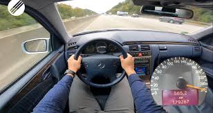 A Fond De Compteur Dans Une Vieille Mercedes Classe E Un Videaste La Pousse La A