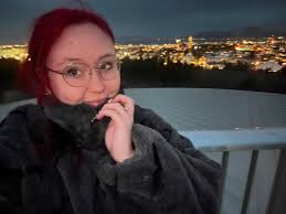 So the Tinder Swindler is in Reykjavík, Iceland. ..That Tinder text! 😂😂😂  The newspapers in Iceland are warning women to stay away from him. yeah, I  think i'll pass. 😂