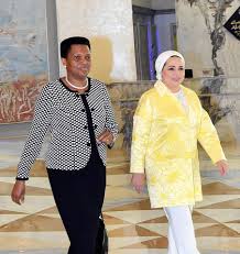 السيدة انتصار السيسي وليد قطب وجهت السيدة انتصار السيسي، قرينة الرئيس عبد الفتاح السيسي، تهنئة إلى الشعب المصري بمناسبة عيد الأضحى المبارك. Ø¨Ø§Ù„ØµÙˆØ± Ø§Ù†ØªØµØ§Ø± Ø§Ù„Ø³ÙŠØ³ÙŠ ØªØ³ØªÙ‚Ø¨Ù„ Ø§Ù„Ø³ÙŠØ¯Ø© Ø§Ù„Ø£ÙˆÙ„Ù‰ ÙÙ‰ Ø¨ÙˆØ±ÙˆÙ†Ø¯ÙŠ