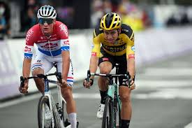 De beoogde tweestrijd werd een driestrijd, maar wat een schitterend schouwspel ontspon zich tijdens de wereldbekercross in namen. Wout Van Aert Maakt Veldrit Comeback Op Urban Cross In Kortrijk We Kunnen Het Perfect Coronaveilig Doen Kortrijk Hln Be