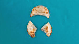 Las empanadas de pino no pueden faltar en las celebraciones chilenas de la independencia. Enciclopedia De La Comida Latinoamericana Empanadas