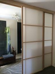 On Les Installe De Partout Dans Les Hotels Gite La Cloison Coulissante Japonaise Est Devenue Le Produit Qui Rem Cloison Coulissante Cloison Cloison Amovible