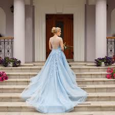Abito da sposa semplice in chiffon liscio con scollo trasparente. Abiti Da Sposa Particolari Tutte Le Tendenze Per Un Abito Da Sposa Che Spezzi Con La Tradizione