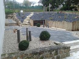Installation d'une rocaille et choix des plantes. Amenagement Jardin En Pente Lantana Paysage