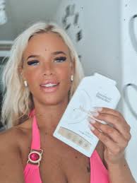 Leah Burnham's Instagram, Twitter & Facebook