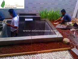Tidak butuh kedalaman yang serius dalam pembuatan kolam, karena terdapat ikan yang suka di dalam air dan tidak ingin menampakkan diri. Tukang Kolam Koi Gresik Kolam Minimalis Gresik Selaras Taman Dekorasi Landscape
