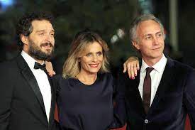 Il disco prende il nome dello spettacolo teatrale che travaglio ha portato in giro insieme all'attrice isabella ferrari. Isabella Ferrari La Bordata Su Travaglio Lui E Uno Di Quelli Che Colpo Bassissimo Manettaro Disintegrato Libero Quotidiano