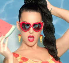 WOW! 😍 Qué mujer Energética. Fuerte. Independiente. Fabulosa. Real.  Triunfadora. Honesta. Feliz. Inteligente. Suficiente. Positiva. Segura.  Gozosa. 🥰⚡️Te celebramos hoy y todos los días. Vivimos en una sociedad que  enaltece la figura