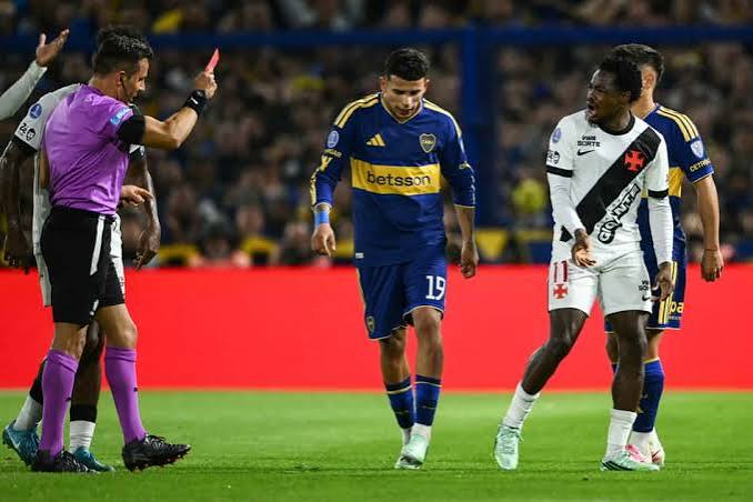 Mesmo com um a menos, Vasco vence o Boca na La Bombonera