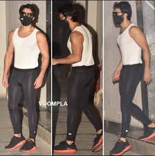 Varun dhawan and sara ali khan's latest song mirchi lagi toh from coolie no 1 is out now and it is bollywood actor varun dhawan lifestyle 2021 | varun dhawan wedding natasha dalal,biography. Shirtless Bollywood Men Varun Dhawan S Tights Leggings Wtf Hot Bod For 2021
