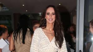 To τζιν παντελόνι που φορέσαμε όλοι και όλες στα 90's το 90s τζάκετ που θα φορέσεις φέτος τα φλατ ιπαπούτσια που ταιριάζουν υπέροχα με τζιν 10 πολύτιμες στυλιστικές συμβουλές αυτά τα χρώματα θα φορέσουμε το φθινόπωρο 2021 H Mpetty Maggira Sto 8eatro Me Thn 9xronh Korh Ths Antriana Idia O Mpampas Ths Bovary