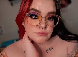 Melanie Caro's Instagram, Twitter & Facebook