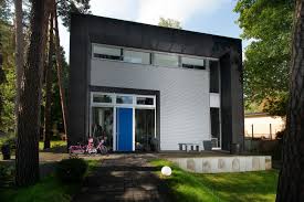 frontansicht haus aus stahl holz und stein bauhausstil architekt haus