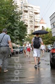 Puteai sa mergi si singur, dar aproape ca erai asigurat de vreun viol (daca erai fata) si de jaf (nediscriminatoriu, pentru ambele sexe). Lasa Dracului Umbrela Cand E Ploaie Cu Soare
