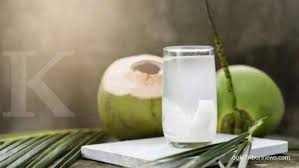 Anda cukup mengaduk gula (baik gula pasir atau gula. 6 Manfaat Air Kelapa Untuk Kesehatan Meredakan Asam Lambung Sampai Gula Darah