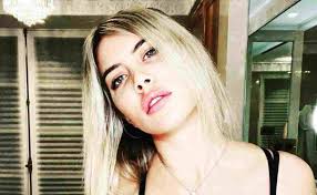 Şimdilerde icardi ile evli olan wanda nara için bu kez maradona ile yaşadığı aşkla gündeme geldi. Wanda Nara Si Denuda Davanti Al Suo Cavallo Foto
