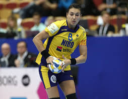 Îmbrăcată cu un tricou cu numărul 8 pe spate și mesajul #unstopppable (n.r. Cristina Neagu Surprinsa Dupa Operatie Am Inceput Sa Fac Exercitii Dupa Doua Zile Cand Va Reveni Pe Teren Buna Ziua Iasi Bzi Ro