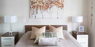 Pada kamar tidur orang dewasa, anda juga bisa berkreasi lewat bentuk kepala tempat tidur seperti tirai, lukisan, wallpaper, atau tirai ala tempat tidur bangsawan. 16 Ide Dekorasi Kamar Tidur Sederhana Namun Terasa Luas