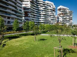 Ingresso su disimpegno, ampio soggiorno con cucina a vista e balcone con esposizione interna, due camere matrimoniali entrambe con cabina armadio, bagno finestrato. Home Trust World Appartamento Vendita Via Senofonte 2 Milano Superficie 255 0mq Prezzo 2006000 0 71616